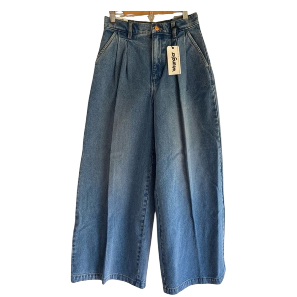 Wrangler Wide Leg Pleated Flared Jeans in Medium Blue